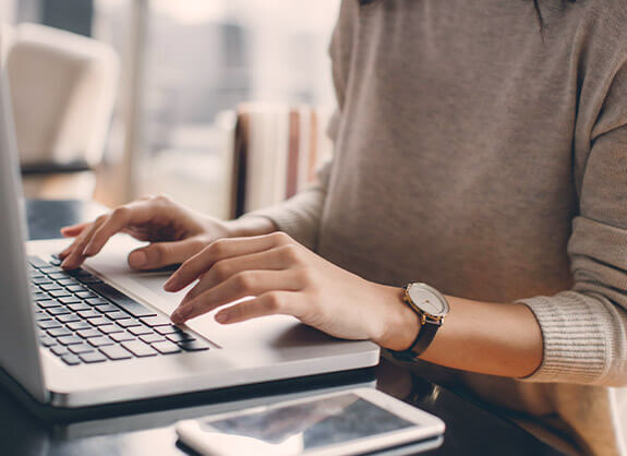 diseno-de-logos-para-empresas-contrabrief