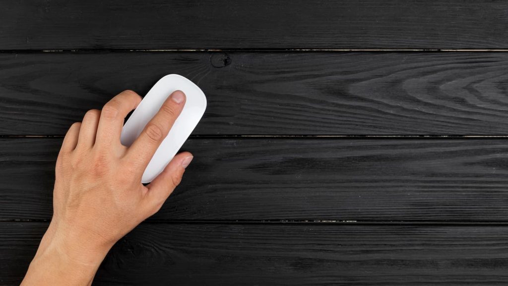 Mano sosteniendo mouse - Qué es el CTR